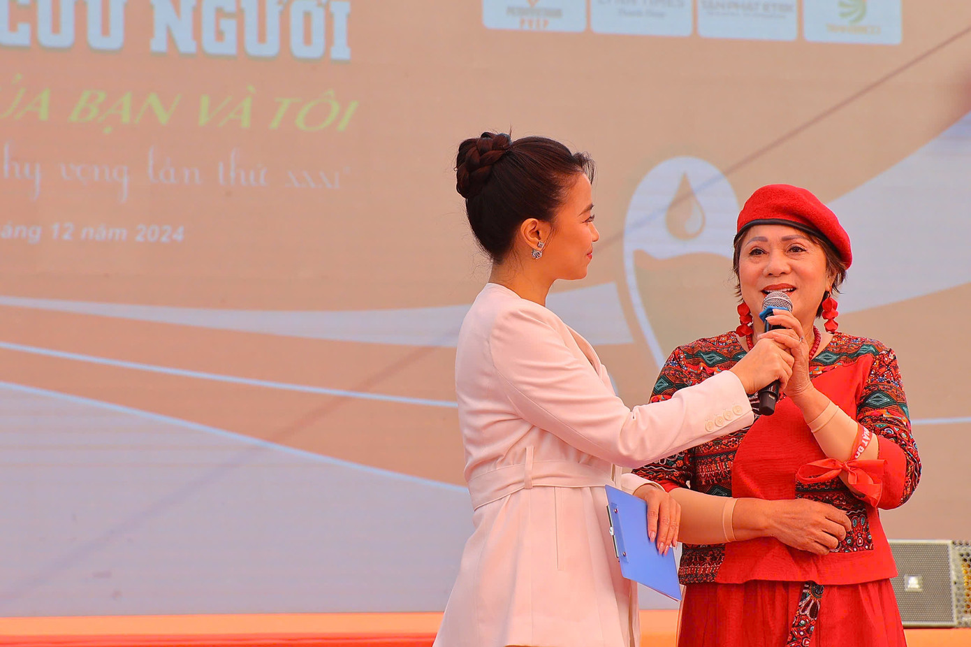 MC Vũ Trang và Bảo Nhật làm chủ các phần giao lưu đầy ngẫu hứng với các phần giao lưu với NSND Xuân Bắc, NSND Hương Dung, diễn viên Phùng Đức Hiếu và diễn viên Cù Thị Trà. MC Vũ Trang lập tức nhận lời đồng hành với Chủ Nhật Đỏ ngay khi Ban tổ chức ngỏ lời. Cô cố gắng sắp xếp lịch trình bận rộn với nhiều chương trình đặc biệt phát sóng dịp Tết để có mặt từ sớm tại Đại học Bách khoa Hà Nội.