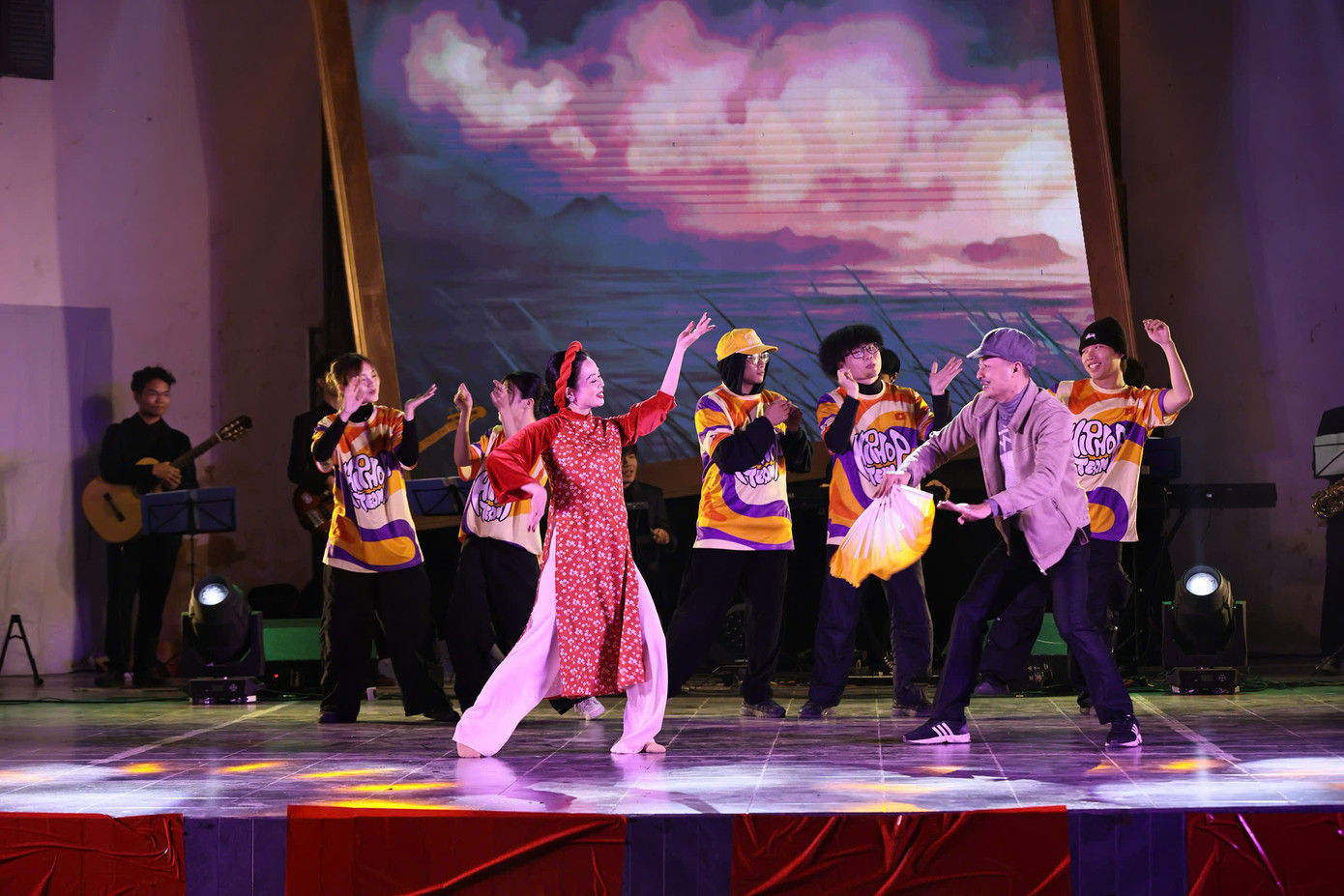 Sân khấu Gạch được kỳ vọng là điểm hẹn thường xuyên của du khách, khán giả tại không gian phố đi bộ Trần Nhân Tông.