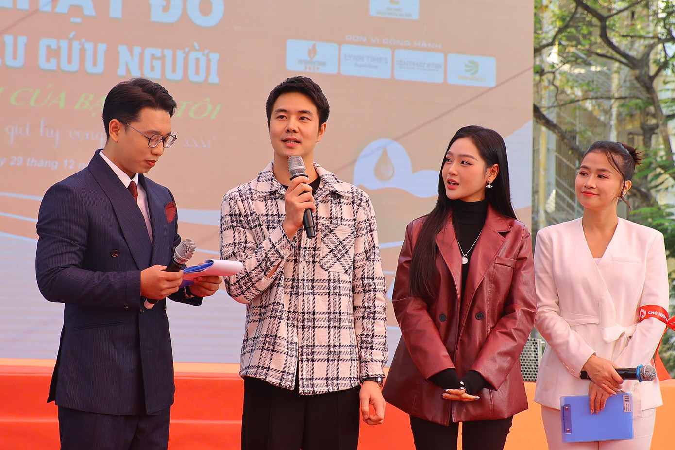 MC Vũ Trang và Bảo Nhật làm chủ các phần giao lưu đầy ngẫu hứng với các phần giao lưu với NSND Xuân Bắc, NSND Hương Dung, diễn viên Phùng Đức Hiếu và diễn viên Cù Thị Trà. MC Vũ Trang lập tức nhận lời đồng hành với Chủ Nhật Đỏ ngay khi Ban tổ chức ngỏ lời. Cô cố gắng sắp xếp lịch trình bận rộn với nhiều chương trình đặc biệt phát sóng dịp Tết để có mặt từ sớm tại Đại học Bách khoa Hà Nội.