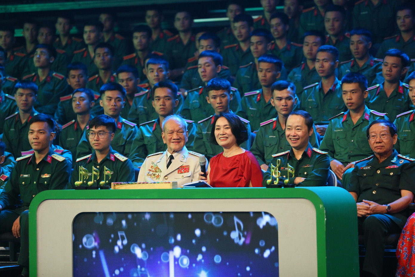 Bên cạnh phim ảnh, chương trình nghệ thuật, một số trò chơi truyền hình về người lính tạo ra sân chơi mới mẻ. Bên cạnh phim ảnh, chương trình nghệ thuật, một số trò chơi truyền hình về người lính tạo ra sân chơi mới mẻ.