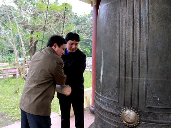 Thay mặt đoàn công tác, anh Nguyễn Đắc Vinh đã đánh chuông cầu nguyện cho anh linh các anh hùng liệt sĩ.
