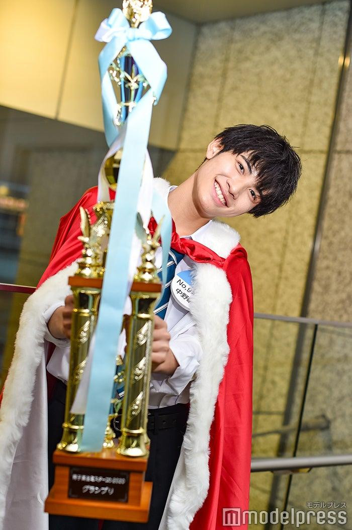 Vượt qua nhiều gương mặt triển vọng khác, chàng trai Haruhito Nakano đến từ tỉnh Saitama được xướng tên là quán quân trong đêm thi chung cuộc năm 2020.