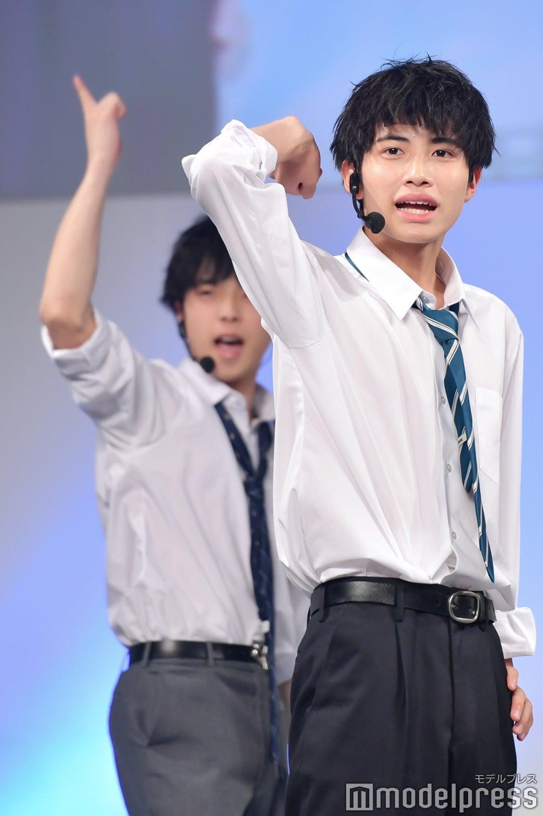 Nam sinh này không chỉ sở hữu ngoại hình điển trai cùng nụ cười toả nắng mà còn nhảy rất giỏi, khiến dân tình chẳng thể tìm ra điểm nào để chê.