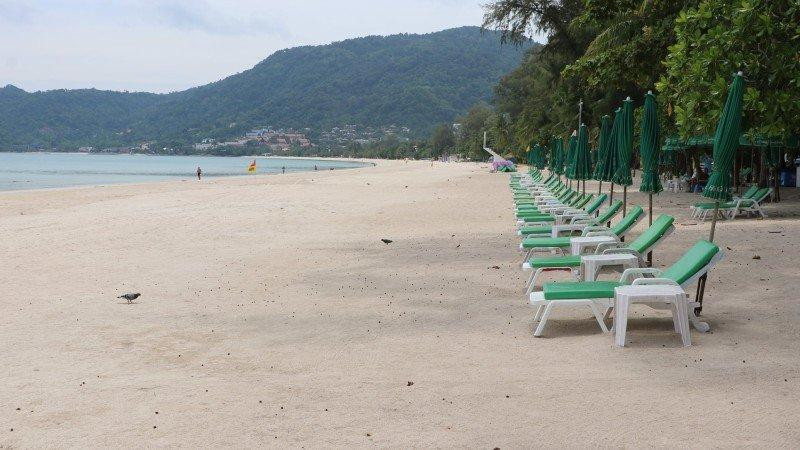 Hàng ghế vắng bóng khách du lịch trên bãi biển Patong ở Phuket, Thái Lan. Ảnh: PR Phuket Hàng ghế vắng bóng khách du lịch trên bãi biển Patong ở Phuket, Thái Lan. Ảnh: PR Phuket