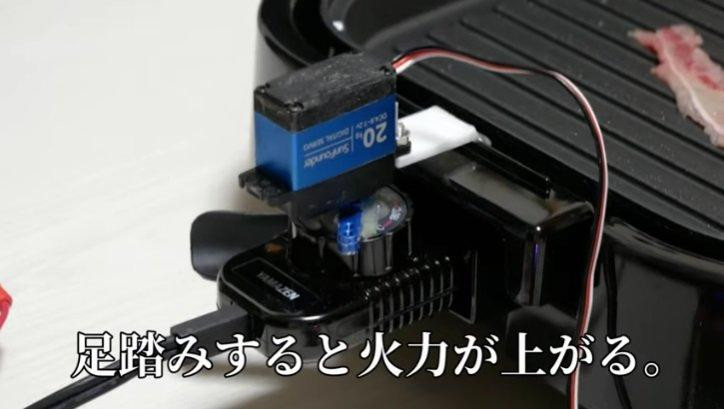 Chiếc vỉ nướng được Bomb_tamio "chế" lại bằng cách thêm các mạch điện.