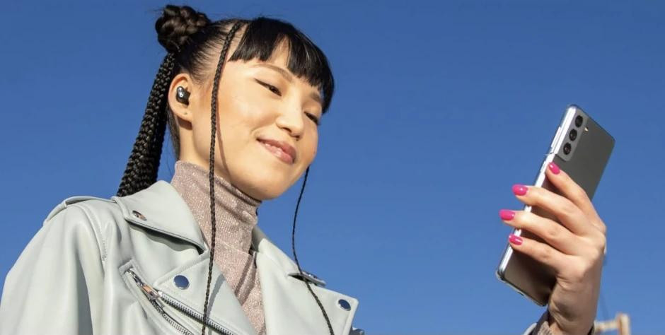 Apple khiến dân tình "choáng nhẹ" khi sử dụng một chiếc điện thoại cao cấp từ công ty đối thủ Samsung để quảng cáo cho mẫu tai nghe không dây mới của hãng.