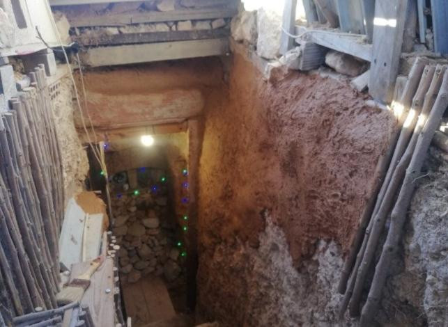 Đường đi xuống hang. Đường đi xuống hang.