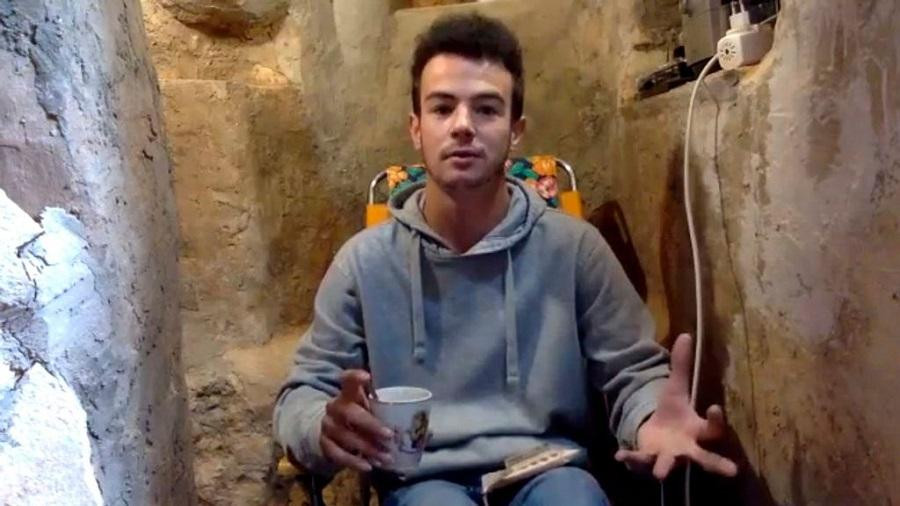 Andres Canto trong chiếc hang của mình. Andres Canto trong chiếc hang của mình.