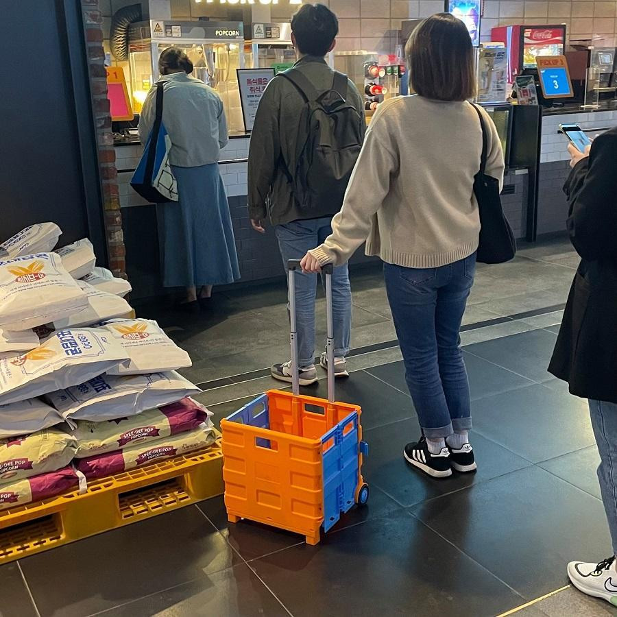 Người người nhanh chân đến xếp hàng chờ mua kẻo hết.