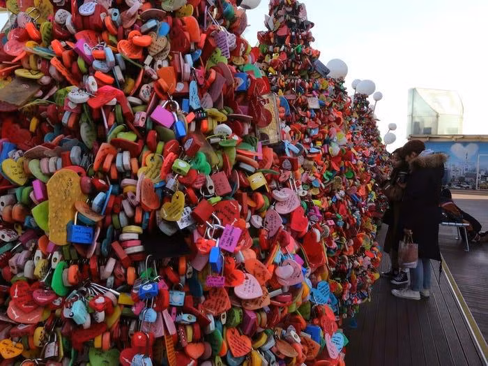 Tháp Namsan - nơi ghi dấu tình yêu của các cặp đôi và là điểm đến du lịch nổi tiếng ở Hàn Quốc. Ảnh: Ahn Young-joon/AP Photo