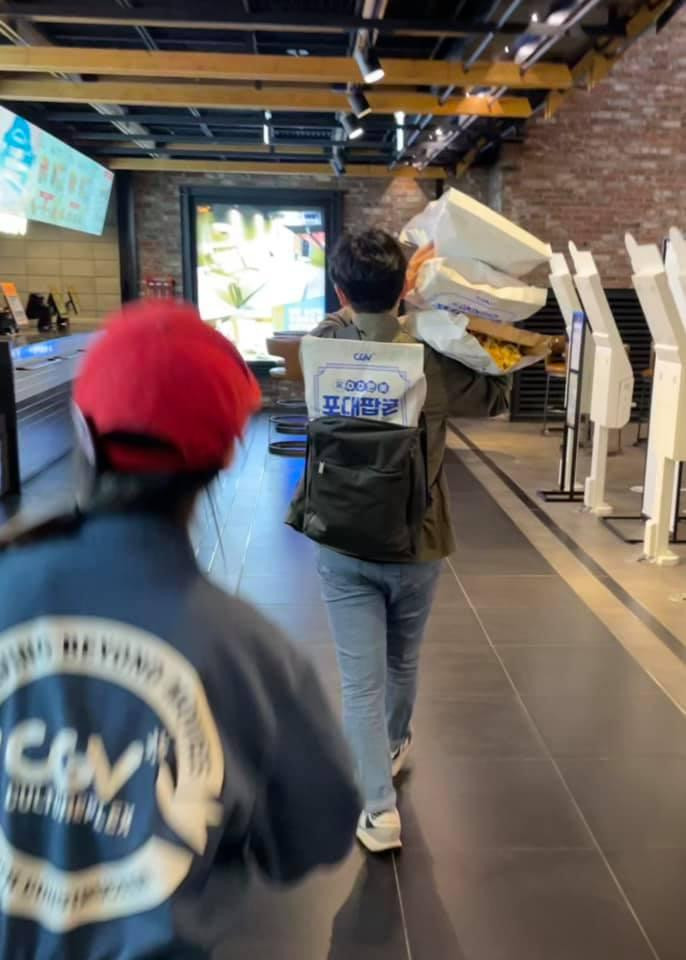 Không có giỏ kéo thì vác trên vai mang về vậy.