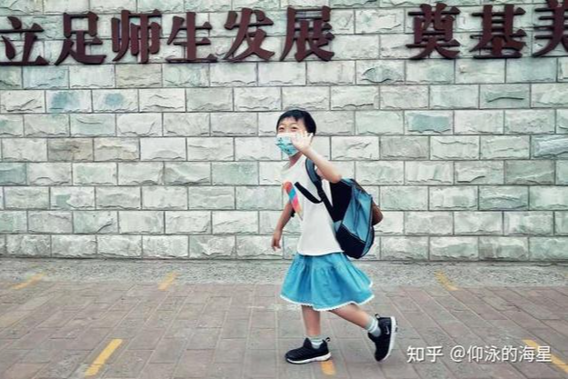 Haixing tiếp tục cho Lele mặc váy, trừ khi đến trường, theo yêu cầu của giáo viên.