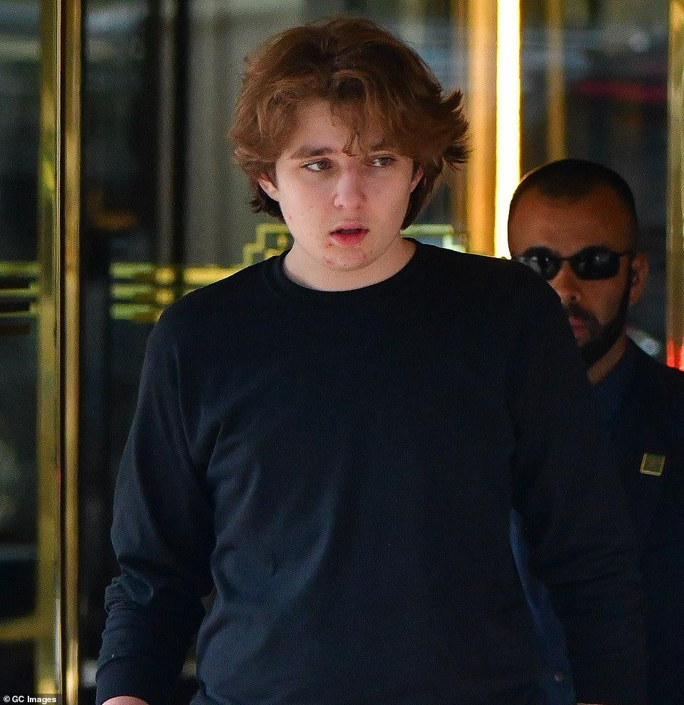 Barron trông vẫn rất điển trai tuy khuôn mặt lấm tấm những nốt mụn. Barron trông vẫn rất điển trai tuy khuôn mặt lấm tấm những nốt mụn.