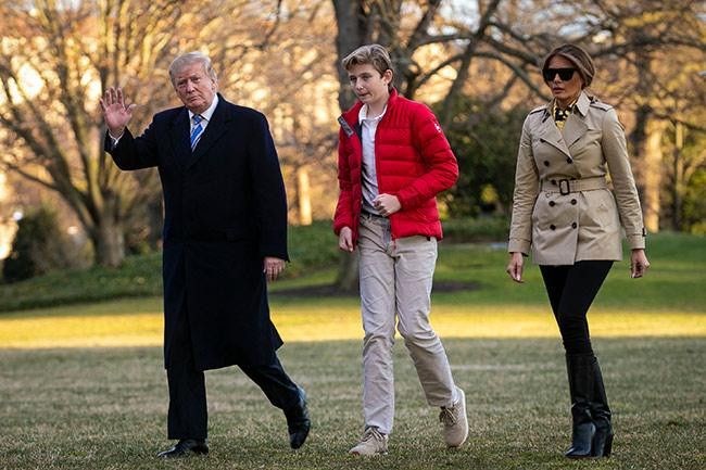 Barron Trump đã sở hữu chiều cao xấp xỉ bố mẹ từ năm 2018 và 2019. Ảnh: Rex, Getty Images Barron Trump đã sở hữu chiều cao xấp xỉ bố mẹ từ năm 2018 và 2019. Ảnh: Rex, Getty Images