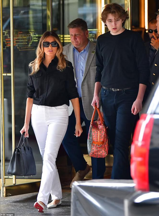 Barron rất hiếm khi lộ diện trước công chúng. Tuy nhiên, cứ mỗi lần xuất hiện, "Hoàng tử Nhà Trắng" một thời lại gây sốt vì tốc độ phát triển chiều cao "nhanh như chớp" của mình. Barron rất hiếm khi lộ diện trước công chúng. Tuy nhiên, cứ mỗi lần xuất hiện, "Hoàng tử Nhà Trắng" một thời lại gây sốt vì tốc độ phát triển chiều cao "nhanh như chớp" của mình.