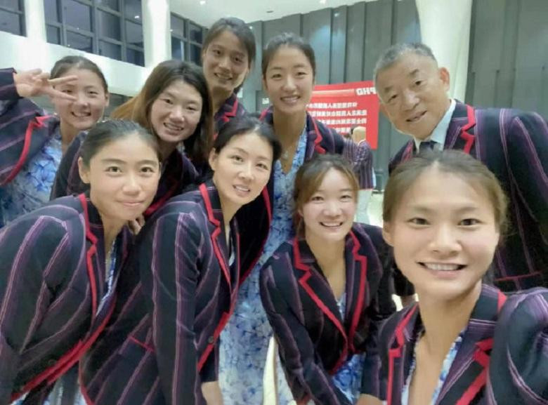 Bộ trang phục của đội đua thuyền bị C-net chê vì “trông như đi diễn xiếc”. Ảnh: Toutiao