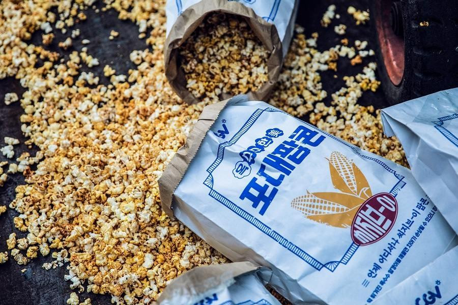 Những hình ảnh quảng cáo cho món popcorn “siêu to khổng lồ” được rạp này tung ra.