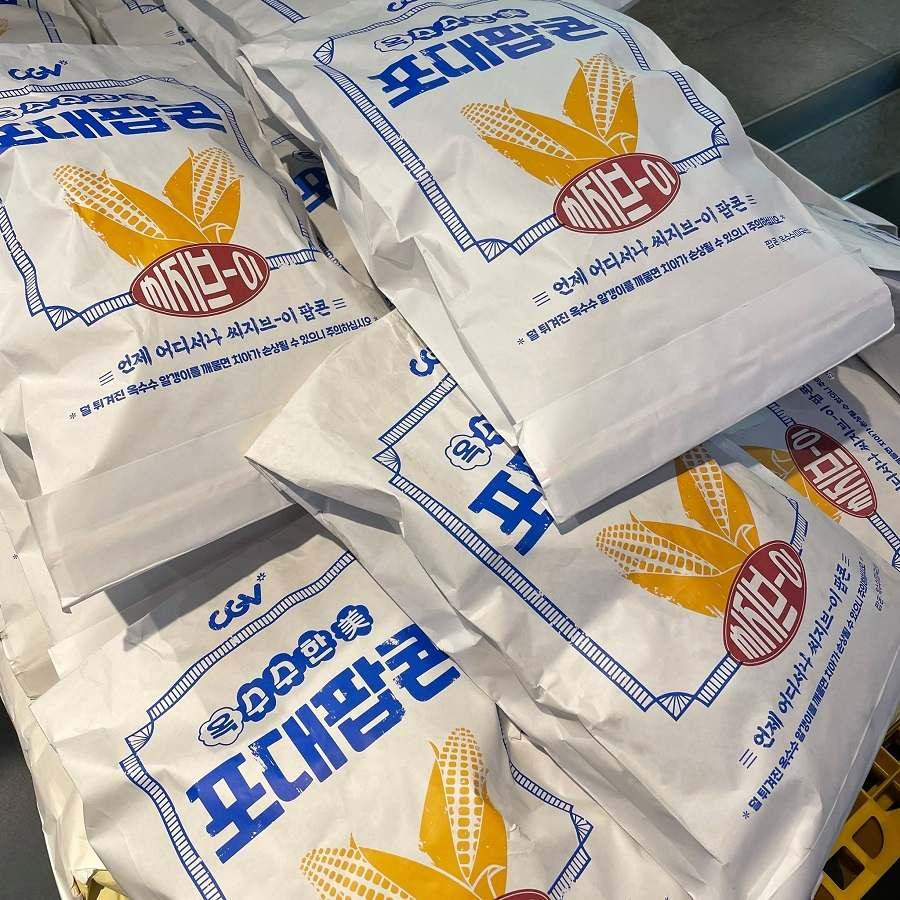 Bắp rang bơ được đóng gói trong từng bao tải xi măng cỡ lớn.