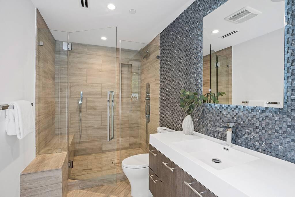 Phòng tắm được bài trí đơn giản nhưng không kém phần sang trọng. Ảnh: Carl Gambino, Alex Santaniello of Compass Phòng tắm được bài trí đơn giản nhưng không kém phần sang trọng. Ảnh: Carl Gambino, Alex Santaniello of Compass