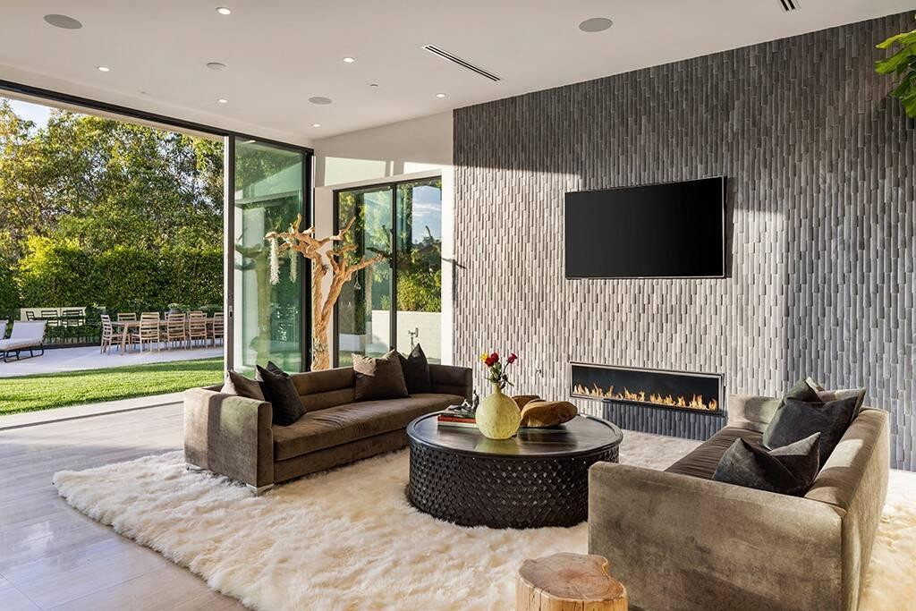 Căn biệt thự với thiết kế không gian mở giúp đón ánh sáng tự nhiên vào nhà và tạo cảm giác rộng rãi hơn. Ảnh: Carl Gambino, Alex Santaniello of Compass Căn biệt thự với thiết kế không gian mở giúp đón ánh sáng tự nhiên vào nhà và tạo cảm giác rộng rãi hơn. Ảnh: Carl Gambino, Alex Santaniello of Compass