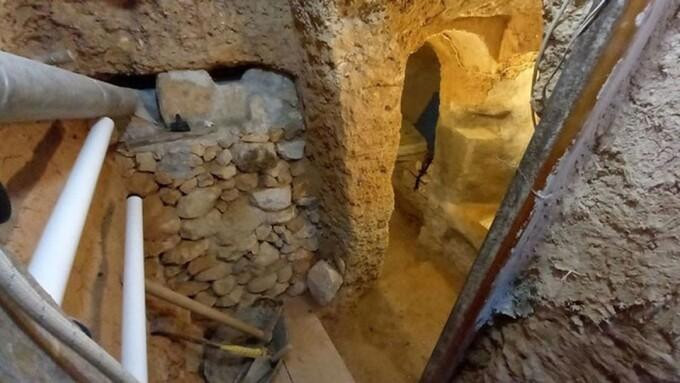 Bên trong chiếc hang của chàng trai người Tây Ban Nha. Bên trong chiếc hang của chàng trai người Tây Ban Nha.