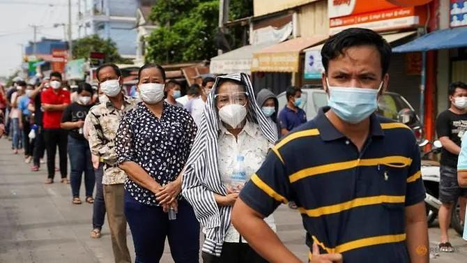 Người dân xếp hàng đứng chờ tiêm vắc xin phòng bệnh COVID-19 ở Phnom Penh, Campuchia. Ảnh: Reuters