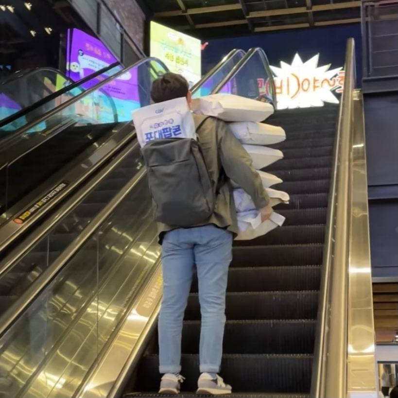 Anh chàng này hẳn là tín đồ của bắp rang bơ. Với tầm này bao tải, chắc phải xem chục bộ phim trên Netflix mới hết.