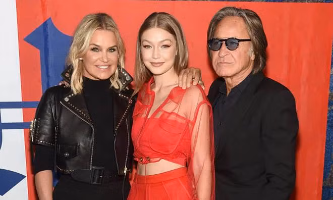 Gigi được sinh ra trong một gia đình giàu có và bề thế: Ông Mohamed Hadid là một đại gia bất động sản và cô được mẹ là cựu người mẫu nổi tiếng thế giới Yolanda Hadid dìu dắt. Ảnh: Getty