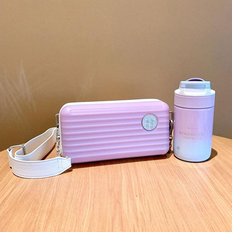 Bên cạnh ly tách, những chiếc túi xách xinh xắn cũng là item khiến fan không thể kìm lòng.