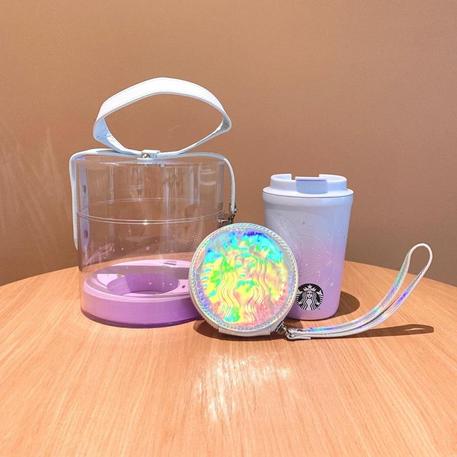 Một sự lựa chọn khá tiện lợi với set đồ gồm 3 món: Cốc giữ nhiệt, ví đựng tiền cùng chiếc túi xách mang kiểu dáng cực kỳ tiểu thư.