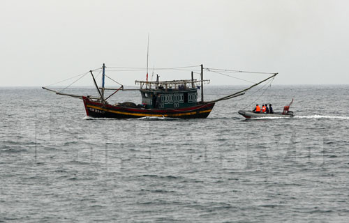 Dùng Canô kiểm tra các tàu đánh cá trên vùng biển Quảng Trị…