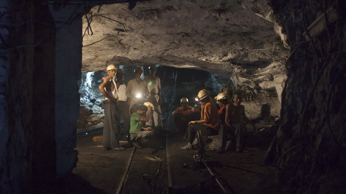  Hầm mỏ luôn là nơi làm việc nguy hiểm do dễ xảy ra tai nạn - Ảnh: Reuters