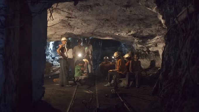  Hầm mỏ luôn là nơi làm việc nguy hiểm do dễ xảy ra tai nạn - Ảnh: Reuters