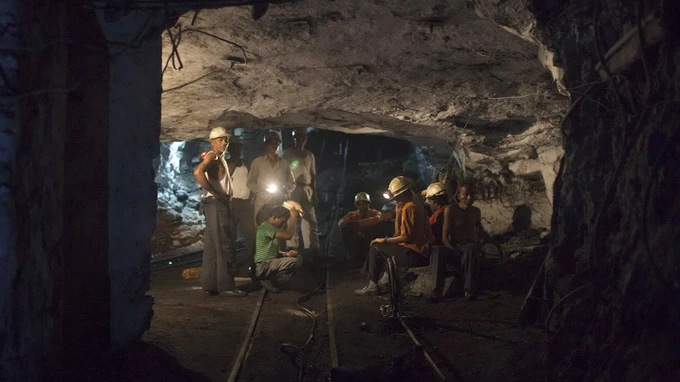 Hầm mỏ luôn là nơi làm việc nguy hiểm do dễ xảy ra tai nạn - Ảnh: Reuters