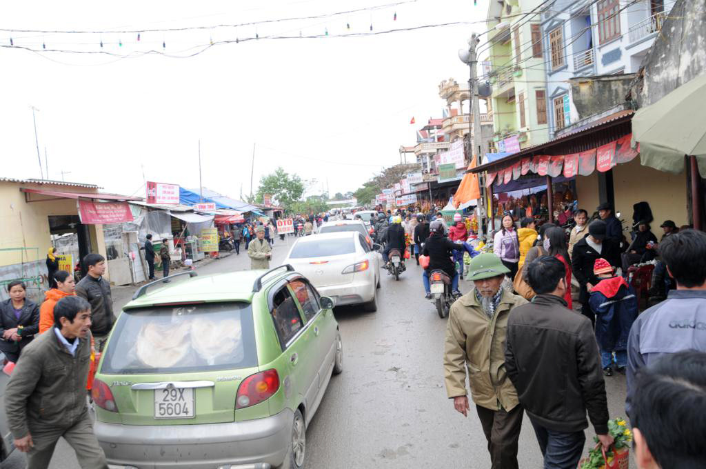 Ngay từ 7h sáng, đoạn đường Ngô Gia Tự suốt từ Đền Trình thờ Ba toà Thánh mẫu cho tới Đền Bà Chúa Kho đã ken đặc người
