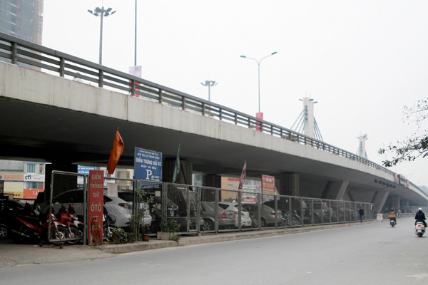 Ô tô xe máy để kín gầm cầu vượt ngã tư Sở