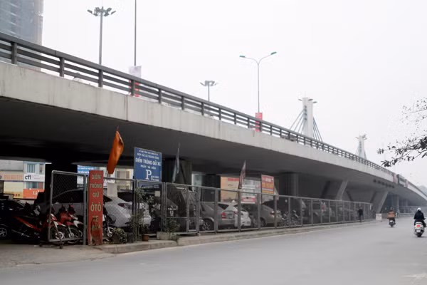 Ô tô xe máy để kín gầm cầu vượt ngã tư Sở