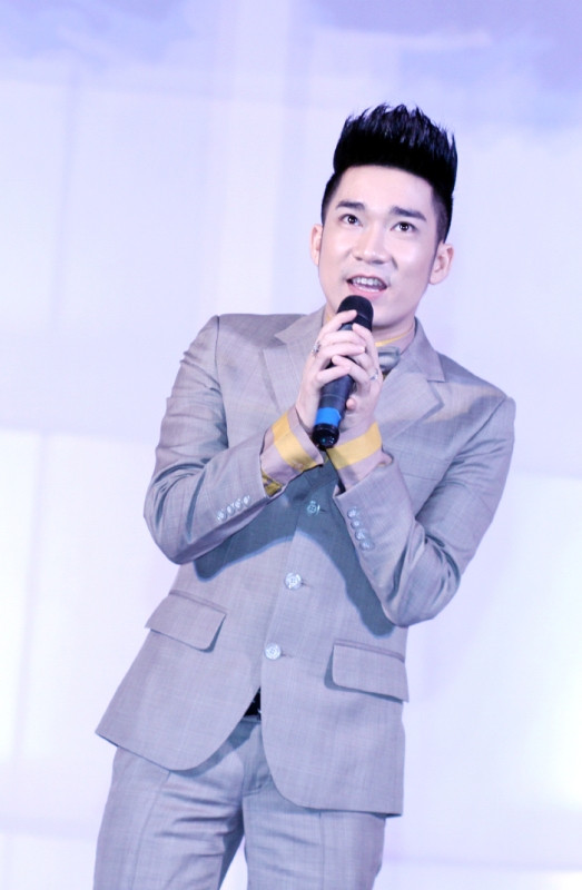 Quang Hà cũng xuất hiện lịch lãm trong bộ vest màu ghi và trình diễn rất sôi động bản remix ca khúc Ngỡ