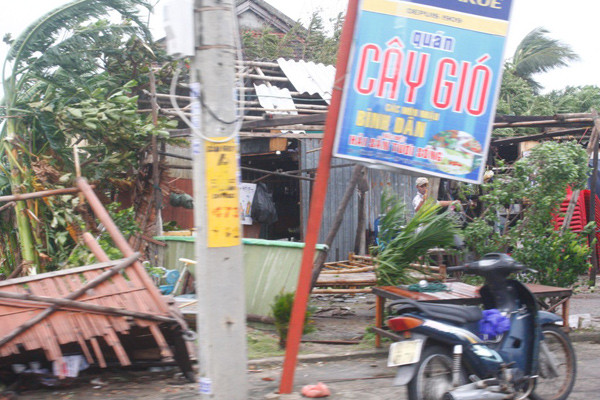 Hàng quán tả tơi sau bão