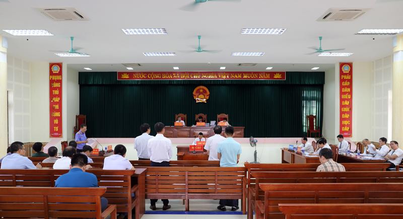 Phiên toà sơ thẩm xét xử vụ án Phiên toà sơ thẩm xét xử vụ án