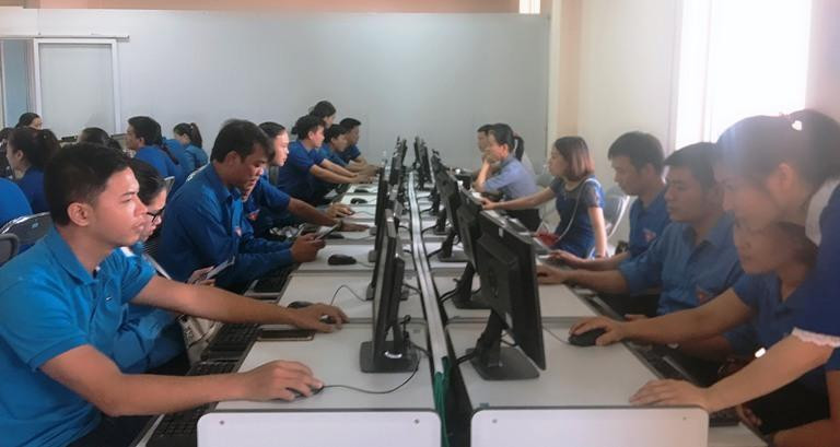 Các đoàn viên - thanh niên tỉnh Quảng Bình hưởng ứng hội thi Tiếng Anh.