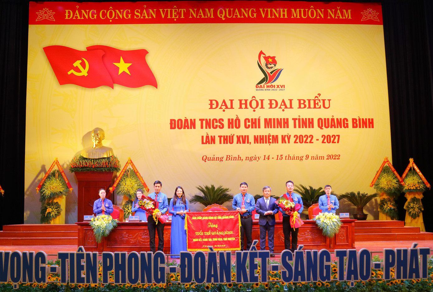 Ông Vũ Đại Thắng - Bí thư Tỉnh uỷ tỉnh Quảng Bình tặng cờ lưu niệm cho Tỉnh Đoàn Quảng Bình nhiệm kỳ mới. Ông Vũ Đại Thắng - Bí thư Tỉnh uỷ tỉnh Quảng Bình tặng cờ lưu niệm cho Tỉnh Đoàn Quảng Bình nhiệm kỳ mới.