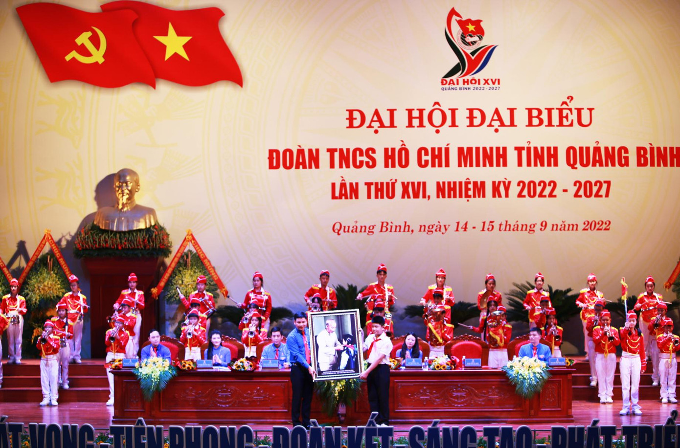 Đại diện Tỉnh Đoàn Quảng Bình trao bức tranh tặng đại diện học sinh tỉnh Quảng Bình. Đại diện Tỉnh Đoàn Quảng Bình trao bức tranh tặng đại diện học sinh tỉnh Quảng Bình.