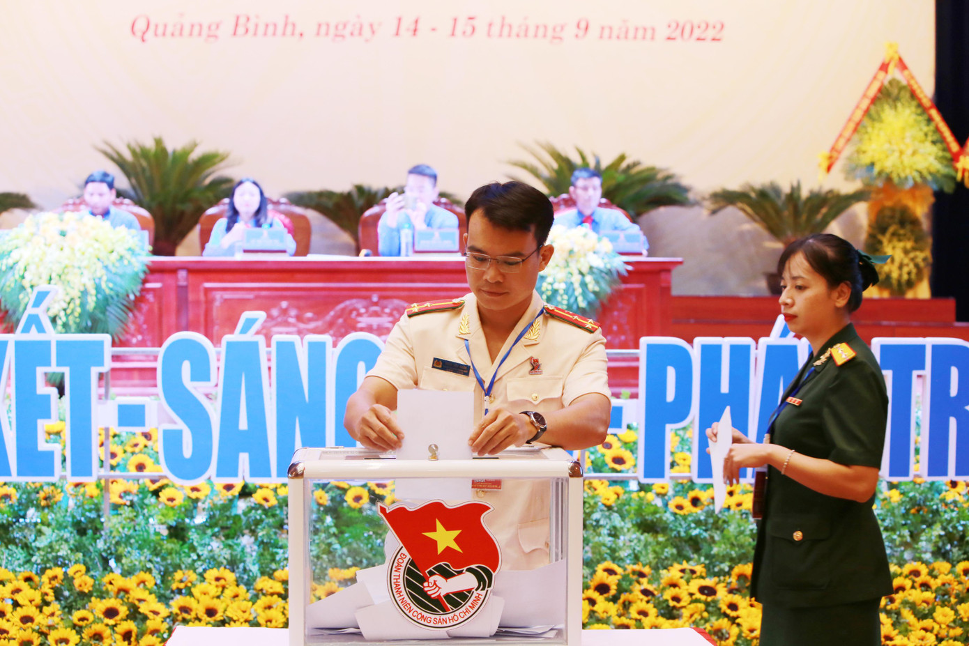 Các đại biểu là lực lượng công an, quân đội bỏ phiếu bầu