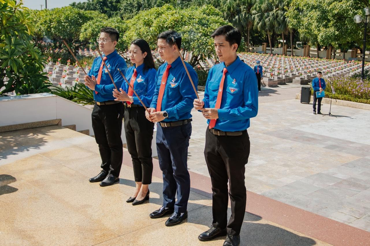 Dâng hương tại Nghĩa trang Liệt sĩ Ba Dốc