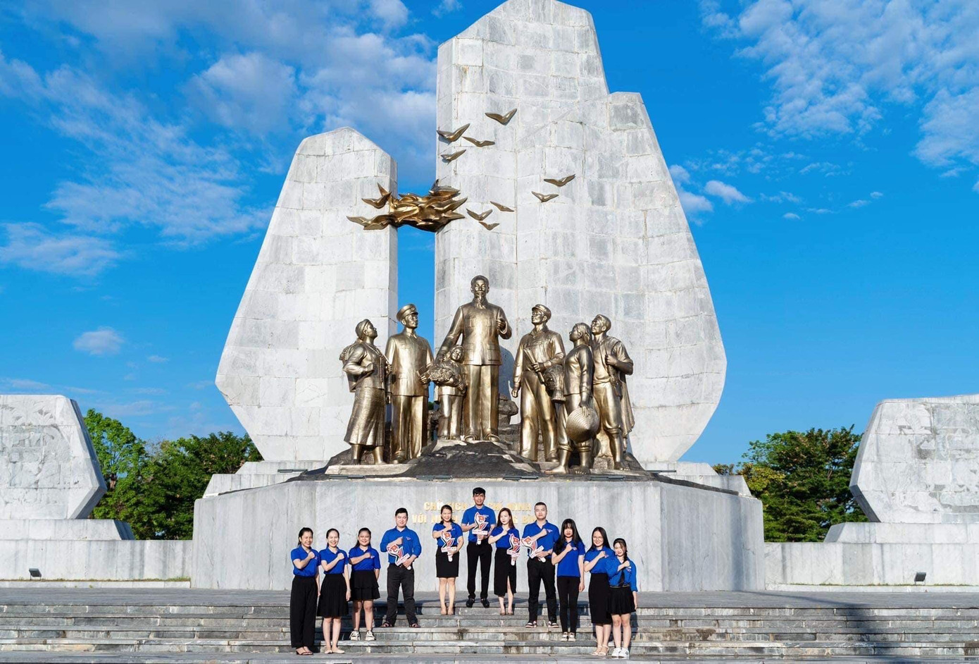 Tuổi trẻ Quảng Bình bên tượng đài Chủ tịch Hồ Chí Minh tại quảng trường Hồ Chí Minh (Tp. Đồng Hới - Quảng Bình).