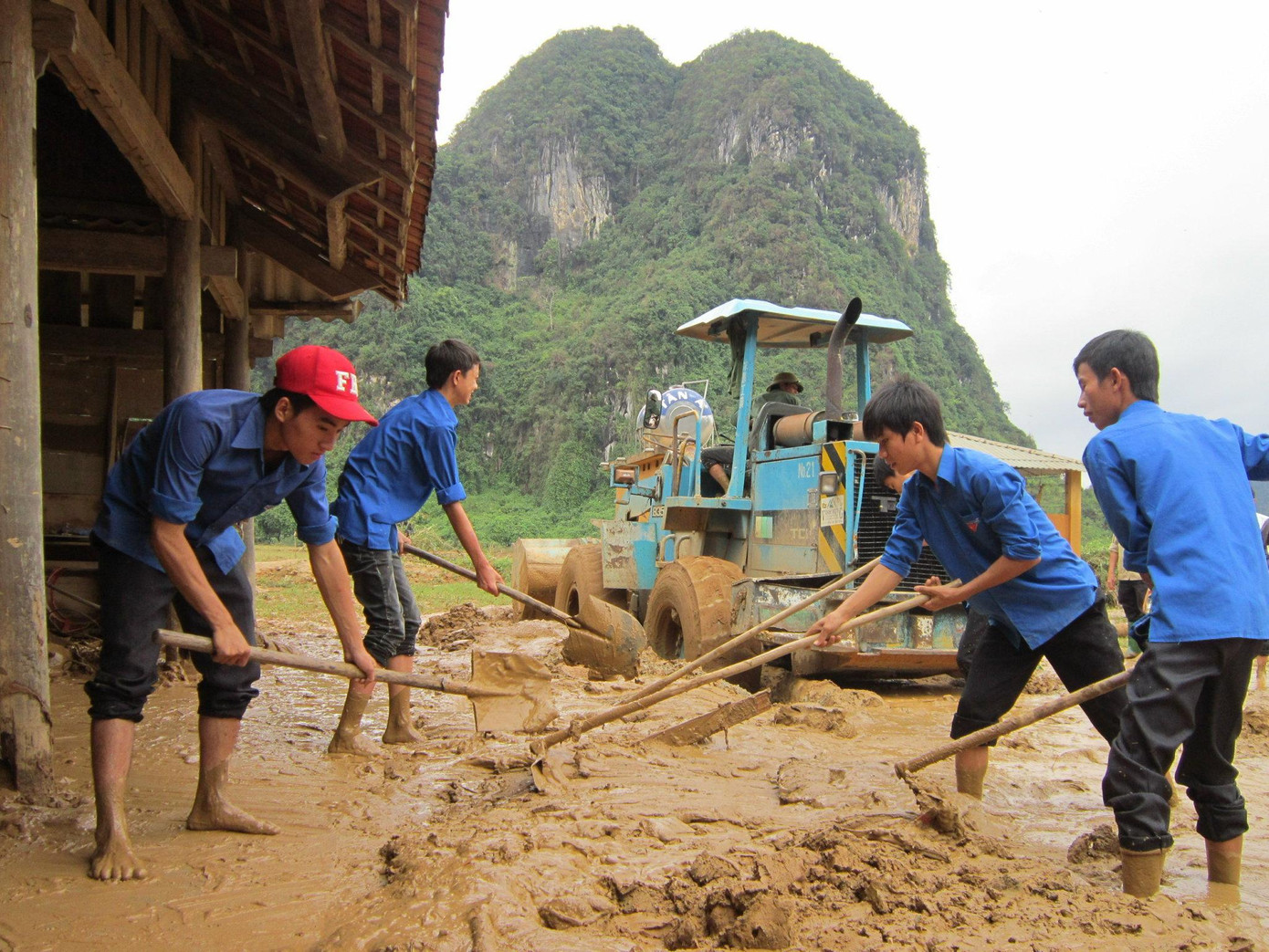 Các đoàn viên, thanh niên giúp dân dọn bùn đất sau trận lũ lịch sử tại Quảng Bình