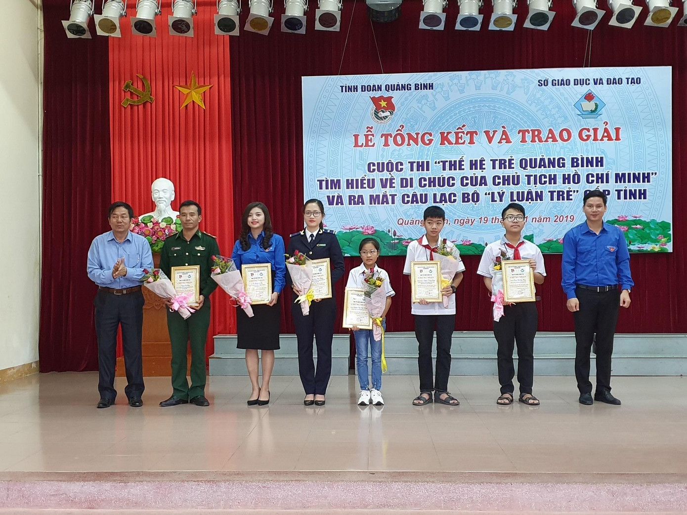 Trao giải cho các bạn trẻ đạt giải tại cuộc thi "Thế hệ trẻ Quảng Bình tìm hiểu về di chúc của Chủ tịch Hồ Chí Minh".