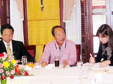 Doanh nhân Đào Hồng Tuyển và ông Nguyễn Cao Kỳ (giữa) 