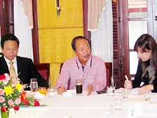 Doanh nhân Đào Hồng Tuyển và ông Nguyễn Cao Kỳ (giữa) 